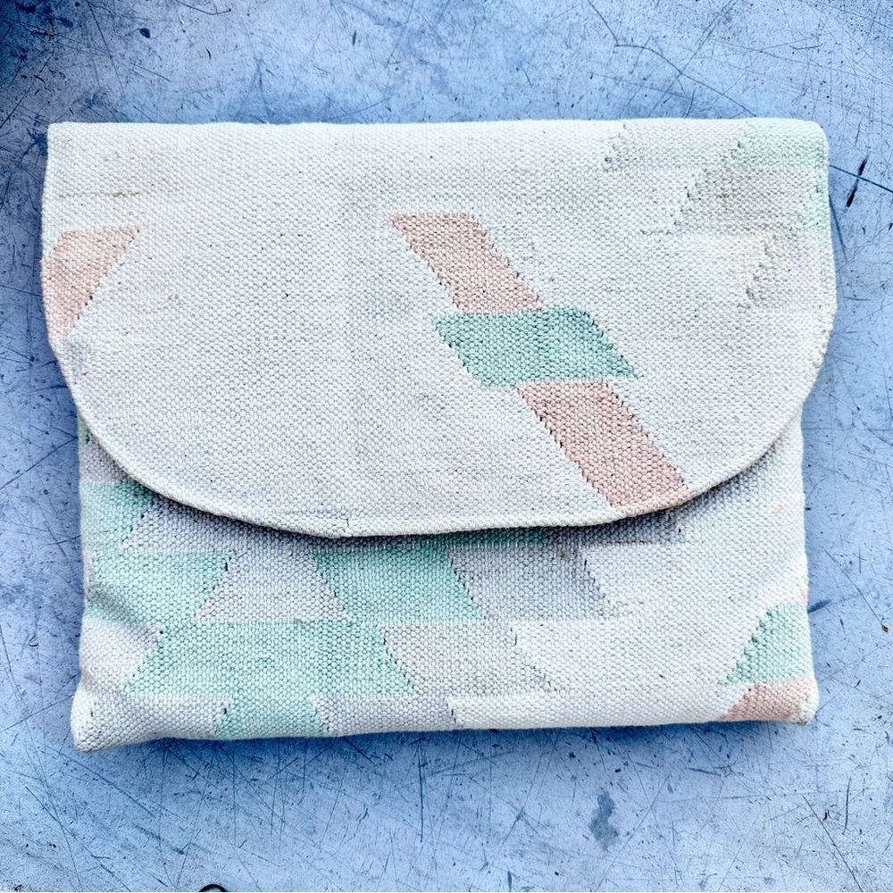 Vintage 1970s Southwest pastel pattern magnetic snap handmade clutch.